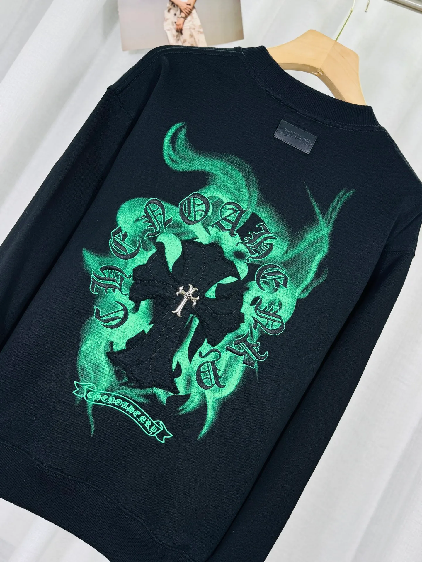 P240 top version, real shot without P, ​​different from market currency) 𝗖𝗵𝗿𝗼𝗺𝗲 𝗛𝗲𝗮𝗿𝘁𝘀/Croxin 2025 3D three-dimensional autumn and winter new original single counter American laser color printed patch embroidered couple casual sweatshirt 👑The highest version! Customized fabric 430g tripe terry fabric!  The best-selling model in the counter, very comfortable to wear. Accessories: original molded and authenticated collar label➕100% silk wash label. Genuine purchase-grade original hangtag➕matching hanging rope➕3D hanging beads➕original packaging bag. Craftsmanship: The original version has consistent wiring! The highest version of the armhole matching technique! Color: White Black Size: S M L XL Style No.: 9304